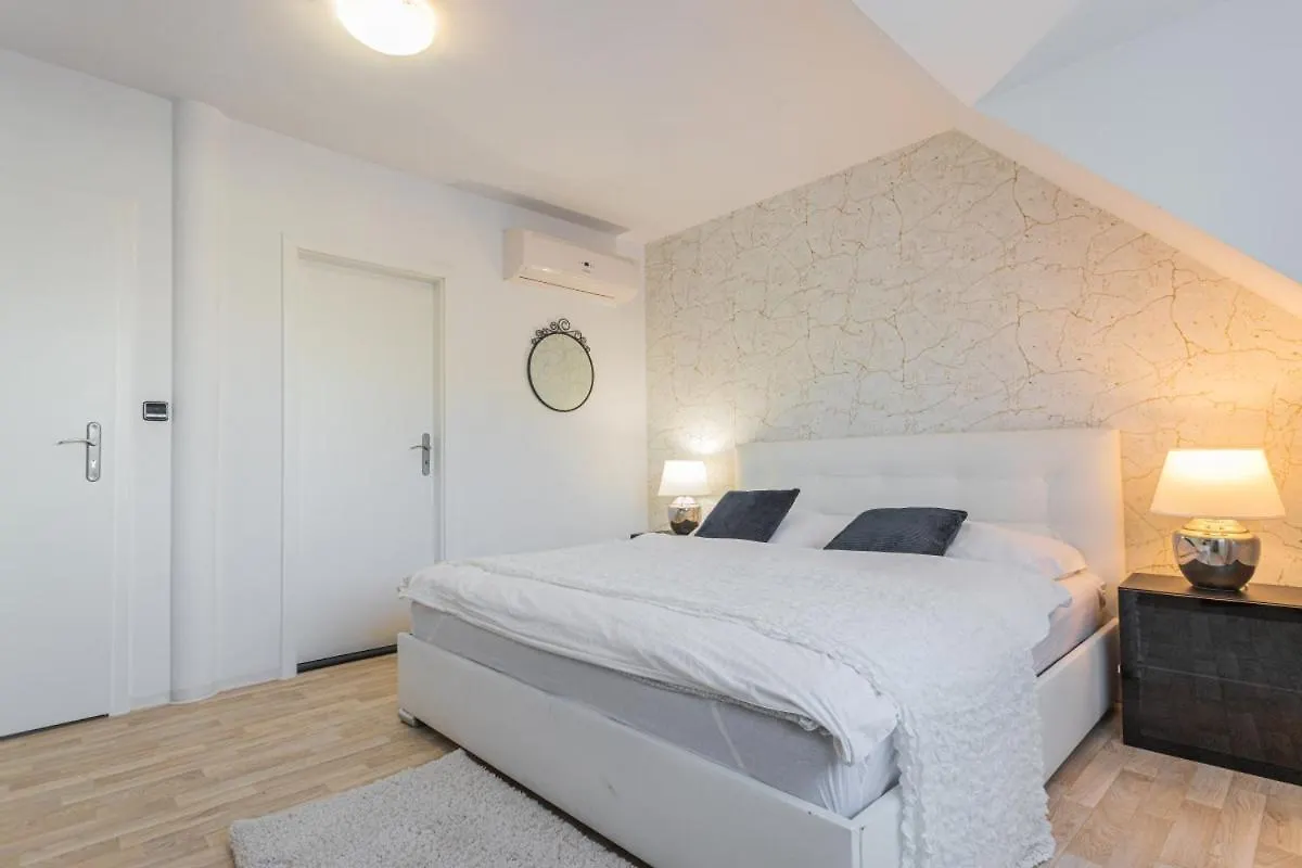 Apartment Diana Prague 0*,